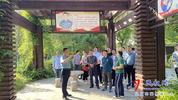 民權(quán)縣組織各級勞模觀看職工文藝匯演并參觀文化長廊 民權(quán)縣組織各級勞模觀看職工文藝匯演并參觀文化長廊