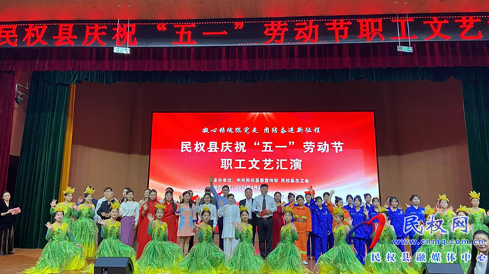 民權(quán)縣組織各級勞模觀看職工文藝匯演并參觀文化長廊 民權(quán)縣組織各級勞模觀看職工文藝匯演并參觀文化長廊