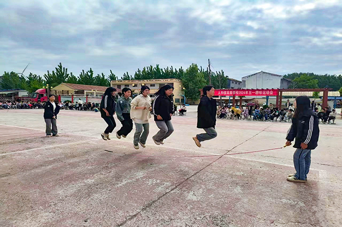 弘揚(yáng)體育精神  展現(xiàn)師生風(fēng)采    弘揚(yáng)體育精神  展現(xiàn)師生風(fēng)采