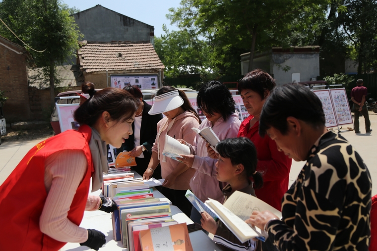 民權縣圖書館開展全民閱讀推廣進鄉(xiāng)村活動 民權縣圖書館開展全民閱讀推廣進鄉(xiāng)村活動