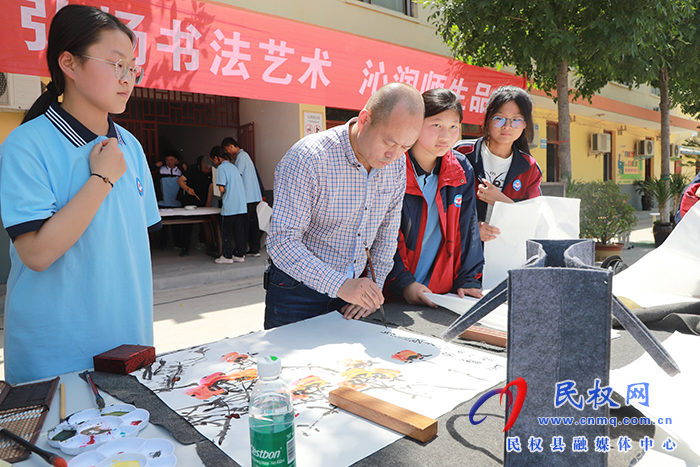 鄭州市書法家協(xié)會、鄭州市青年書法家協(xié)會開展中華優(yōu)秀傳統(tǒng)文化書法進校園暨捐贈活動