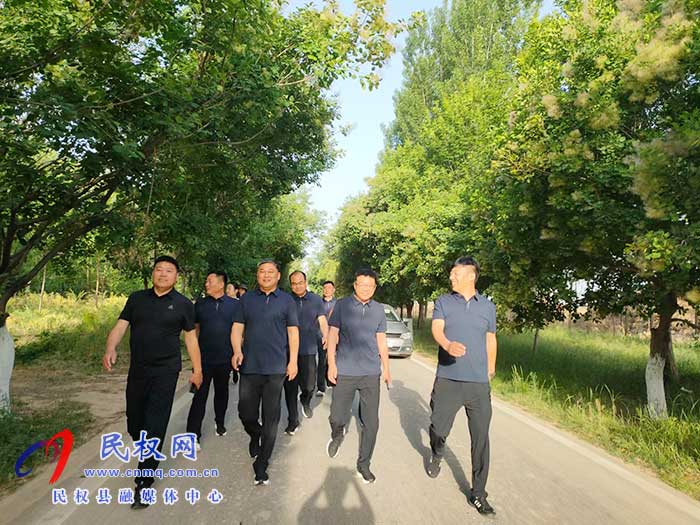 民權(quán)縣水務(wù)發(fā)展服務(wù)中心開(kāi)展 “做好‘水服務(wù)’、用心惠民生”徒步行活動(dòng)