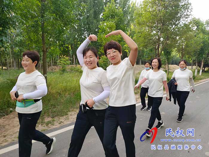 民權(quán)縣水務(wù)發(fā)展服務(wù)中心開(kāi)展 “做好‘水服務(wù)’、用心惠民生”徒步行活動(dòng)