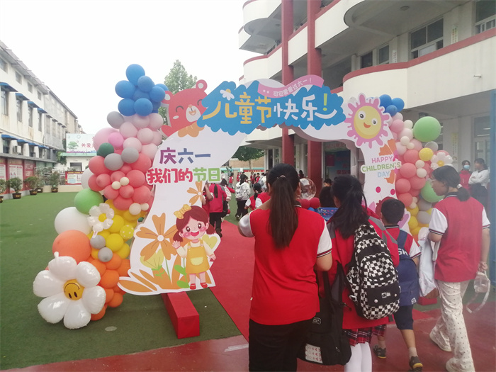 入隊儀式見證激動時刻   多彩節(jié)目點亮繽紛校園 ——民權(quán)縣第三小學(xué)慶六一新少先隊員入隊儀式暨節(jié)目匯演 入隊儀式見證激動時刻   多彩節(jié)目點亮繽紛校園 ——民權(quán)縣第三小學(xué)慶六一新少先隊員入隊儀式暨節(jié)目匯演