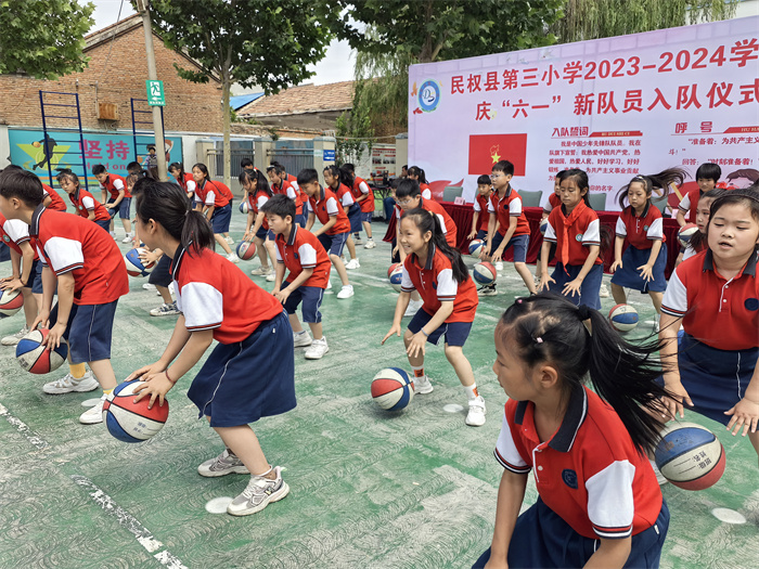 入隊儀式見證激動時刻   多彩節(jié)目點亮繽紛校園 ——民權(quán)縣第三小學(xué)慶六一新少先隊員入隊儀式暨節(jié)目匯演 入隊儀式見證激動時刻   多彩節(jié)目點亮繽紛校園 ——民權(quán)縣第三小學(xué)慶六一新少先隊員入隊儀式暨節(jié)目匯演