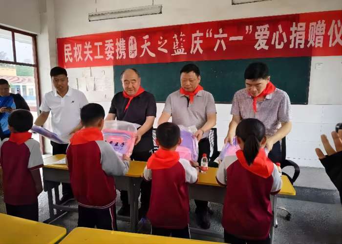 民權(quán)縣關(guān)工委與愛(ài)心企業(yè)攜手開(kāi)展愛(ài)心捐贈(zèng)活動(dòng) 民權(quán)縣關(guān)工委與愛(ài)心企業(yè)攜手開(kāi)展愛(ài)心捐贈(zèng)活動(dòng)