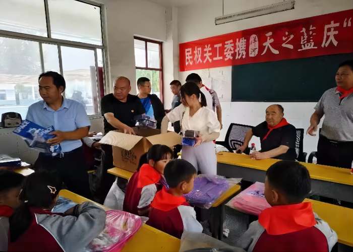 民權(quán)縣關(guān)工委與愛(ài)心企業(yè)攜手開(kāi)展愛(ài)心捐贈(zèng)活動(dòng) 民權(quán)縣關(guān)工委與愛(ài)心企業(yè)攜手開(kāi)展愛(ài)心捐贈(zèng)活動(dòng)