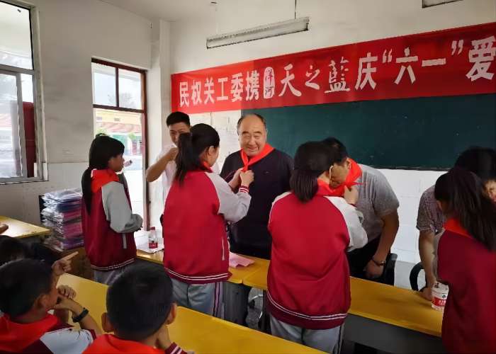 民權(quán)縣關(guān)工委與愛(ài)心企業(yè)攜手開(kāi)展愛(ài)心捐贈(zèng)活動(dòng) 民權(quán)縣關(guān)工委與愛(ài)心企業(yè)攜手開(kāi)展愛(ài)心捐贈(zèng)活動(dòng)
