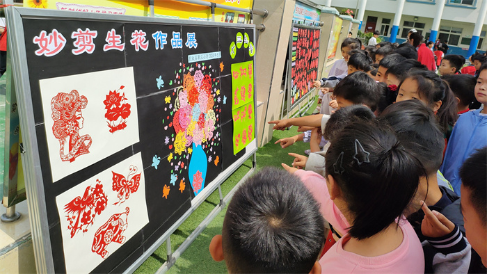 傳統(tǒng)藝術生根校園   妙剪生花綻放光彩 ——民權縣第三小學舉辦慶六一“妙剪生花”剪紙作品展 傳統(tǒng)藝術生根校園   妙剪生花綻放光彩 ——民權縣第三小學舉辦慶六一“妙剪生花”剪紙作品展