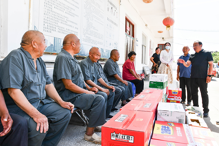 人和鎮(zhèn)黨委書記白守玉端午節(jié)慰問敬老院老人 人和鎮(zhèn)黨委書記白守玉端午節(jié)慰問敬老院老人