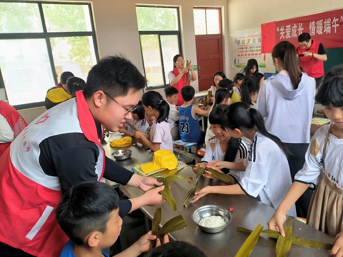 團縣委開展2024年“關愛成長 情暖端午”關愛留守兒童活動 團縣委開展2024年“關愛成長 情暖端午”關愛留守兒童活動