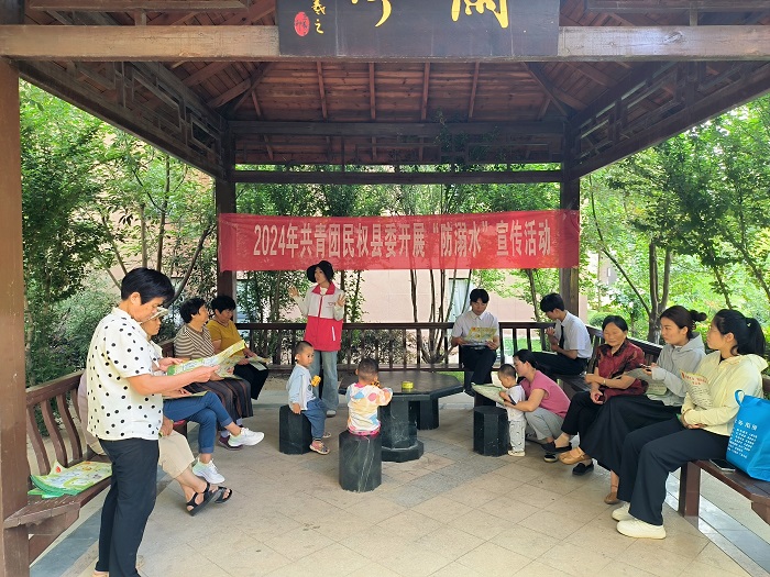 團(tuán)縣委開展暑期防溺水宣傳進(jìn)社區(qū)活動 團(tuán)縣委開展暑期防溺水宣傳進(jìn)社區(qū)活動