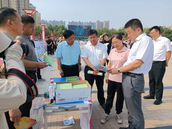 民權(quán)縣供銷合作社開展防范非法集資及平安建設(shè)工作宣傳活動(dòng) 民權(quán)縣供銷合作社開展防范非法集資及平安建設(shè)工作宣傳活動(dòng)
