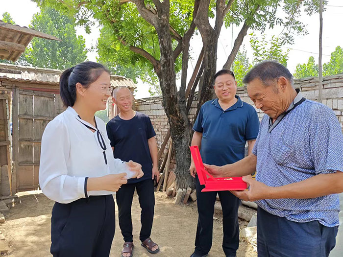 王橋鎮(zhèn):“光榮在黨50年”紀(jì)念章送到家 王橋鎮(zhèn):“光榮在黨50年”紀(jì)念章送到家