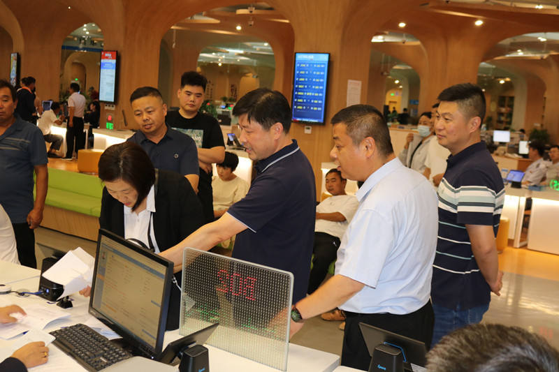 縣人社局黨組書記張友永調(diào)研指導(dǎo)“市民之家”人社服務(wù)窗口 縣人社局黨組書記張友永調(diào)研指導(dǎo)“市民之家”人社服務(wù)窗口