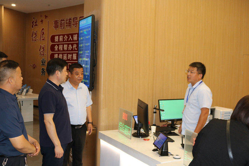 縣人社局黨組書記張友永調(diào)研指導(dǎo)“市民之家”人社服務(wù)窗口 縣人社局黨組書記張友永調(diào)研指導(dǎo)“市民之家”人社服務(wù)窗口