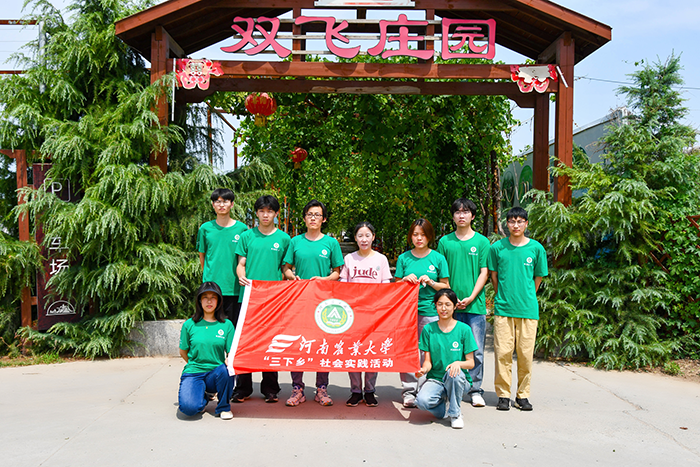 追逐“田園夢想”:河南農(nóng)業(yè)大學(xué)在民權(quán)縣開展“三下鄉(xiāng)”社會實踐活動 追逐“田園夢想”:河南農(nóng)業(yè)大學(xué)在民權(quán)縣開展“三下鄉(xiāng)”社會實踐活動