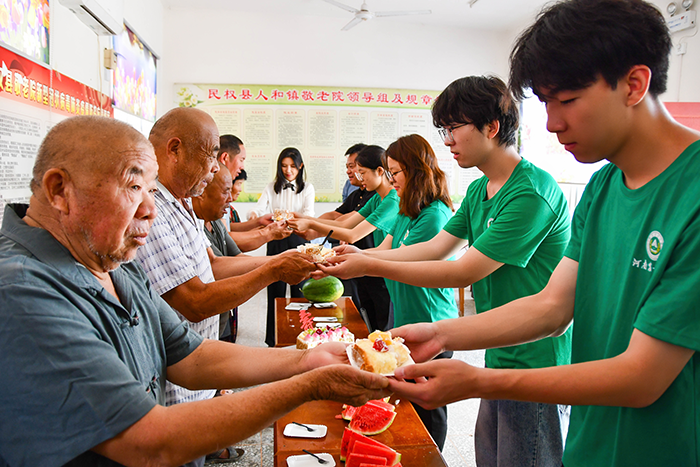 河南農(nóng)業(yè)大學(xué)學(xué)子走進(jìn)人和鎮(zhèn)敬老院 河南農(nóng)業(yè)大學(xué)學(xué)子走進(jìn)人和鎮(zhèn)敬老院