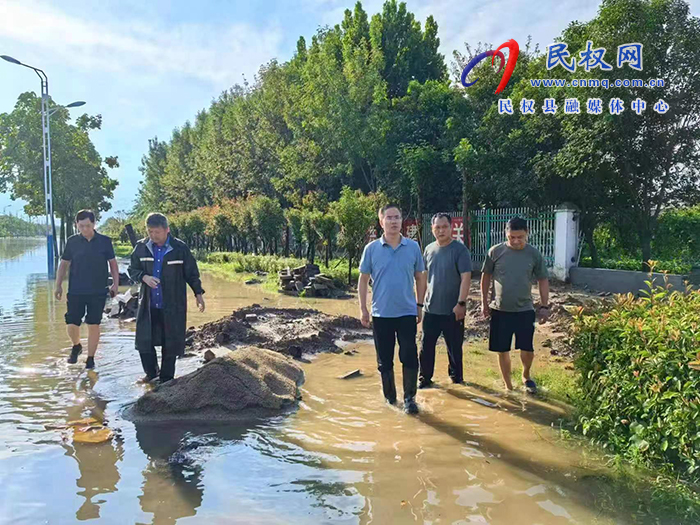 縣委副書記、縣長王景義查看河道水閘分水、受災(zāi)情況和農(nóng)田積水排水開展情況
