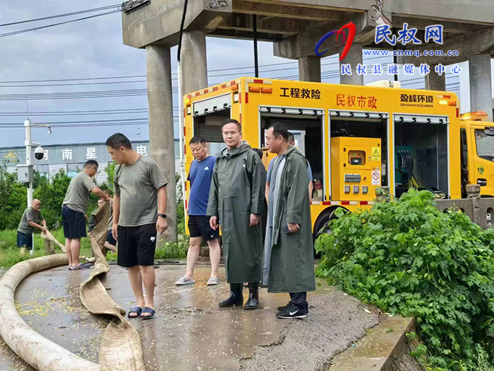 縣委副書記、縣長王景義查看河道水閘分水、受災(zāi)情況和農(nóng)田積水排水開展情況