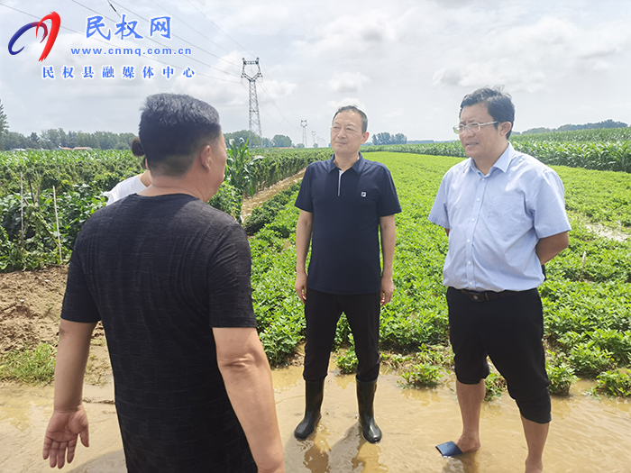 縣委副書記李君暗訪督導(dǎo)排水排澇工作 縣委副書記李君暗訪督導(dǎo)排水排澇工作