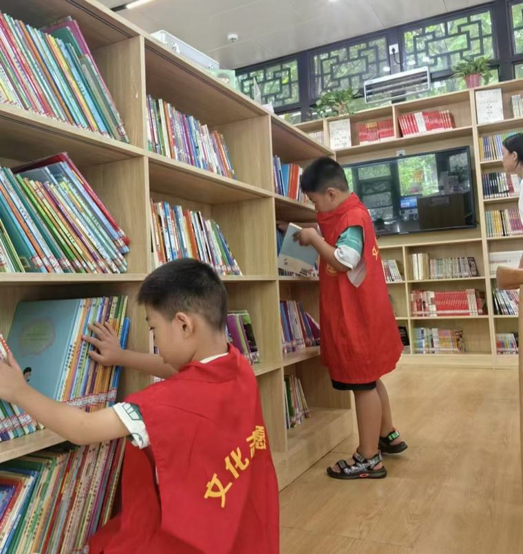 民權(quán)縣圖書館民生廣場分館開展“我是小小圖書管理員”志愿者社會實(shí)踐活動 民權(quán)縣圖書館民生廣場分館開展“我是小小圖書管理員”志愿者社會實(shí)踐活動