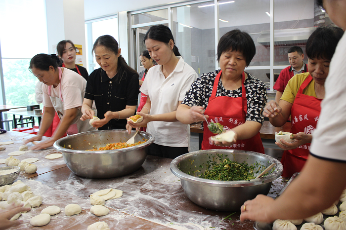 縣婦聯(lián)開展“濃情中秋 歡聚‘食’刻”睦鄰美食節(jié)活動 縣婦聯(lián)開展“濃情中秋 歡聚‘食’刻”睦鄰美食節(jié)活動