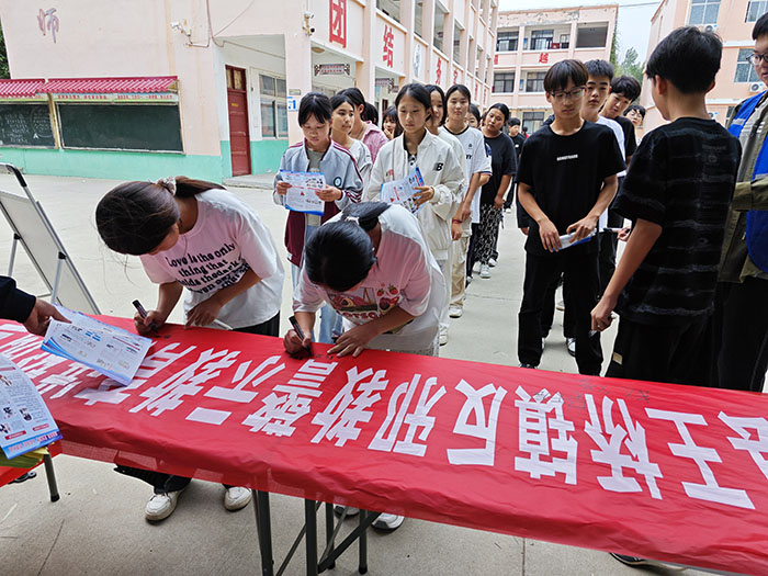 王橋鎮(zhèn)開展反邪教警示教育進校園宣傳活動 王橋鎮(zhèn)開展反邪教警示教育進校園宣傳活動