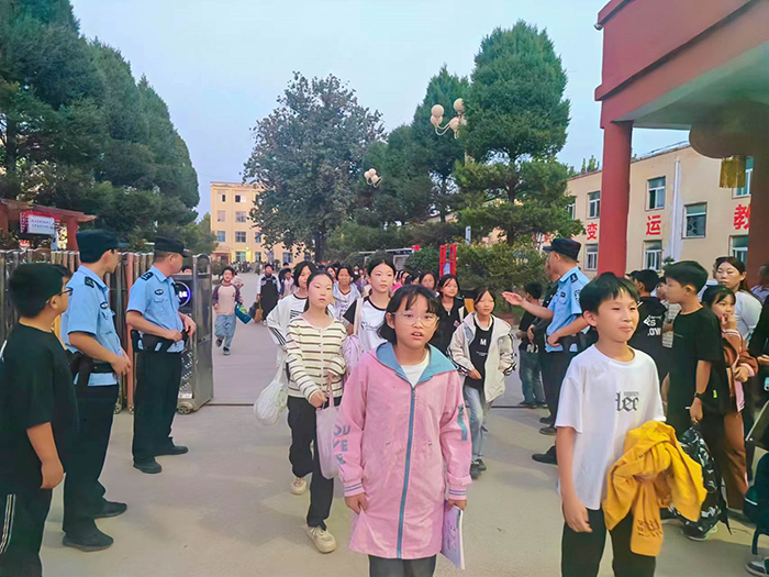 人和鎮(zhèn)派出所 “護學(xué)崗”，為學(xué)生安全撐起 “保護傘”