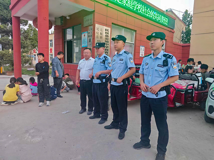 人和鎮(zhèn)派出所 “護學(xué)崗”，為學(xué)生安全撐起 “保護傘”