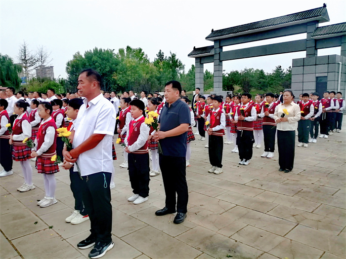 緬懷先烈  致敬英雄 ——民權(quán)縣第三小學(xué)參加民權(quán)縣2024年烈士紀(jì)念日緬懷先烈活動(dòng) 緬懷先烈  致敬英雄 ——民權(quán)縣第三小學(xué)參加民權(quán)縣2024年烈士紀(jì)念日緬懷先烈活動(dòng)