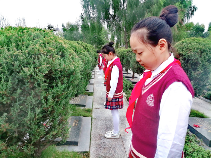 緬懷先烈  致敬英雄 ——民權(quán)縣第三小學(xué)參加民權(quán)縣2024年烈士紀(jì)念日緬懷先烈活動(dòng) 緬懷先烈  致敬英雄 ——民權(quán)縣第三小學(xué)參加民權(quán)縣2024年烈士紀(jì)念日緬懷先烈活動(dòng)