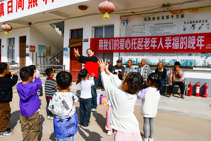 童心敬老 情暖重陽(yáng) ——人和鎮(zhèn)人西幼兒園組織開(kāi)展走進(jìn)敬老院活動(dòng) 童心敬老 情暖重陽(yáng) ——人和鎮(zhèn)人西幼兒園組織開(kāi)展走進(jìn)敬老院活動(dòng)
