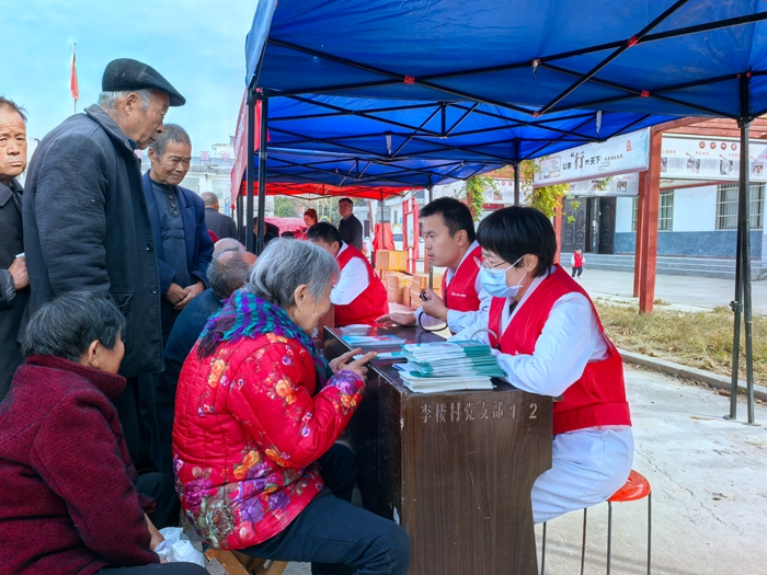 河南大學(xué)第一附屬醫(yī)院醫(yī)療服務(wù)隊(duì)到莊子鎮(zhèn)開展義診服務(wù)活動(dòng) 河南大學(xué)第一附屬醫(yī)院醫(yī)療服務(wù)隊(duì)到莊子鎮(zhèn)開展義診服務(wù)活動(dòng)