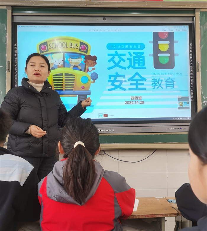 安全出行  從我做起——民權(quán)縣第三小學(xué)舉辦交通安全主題班會(huì) 安全出行  從我做起——民權(quán)縣第三小學(xué)舉辦交通安全主題班會(huì)