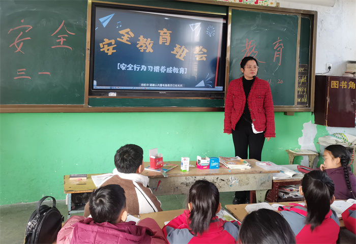 安全出行  從我做起——民權(quán)縣第三小學(xué)舉辦交通安全主題班會(huì) 安全出行  從我做起——民權(quán)縣第三小學(xué)舉辦交通安全主題班會(huì)