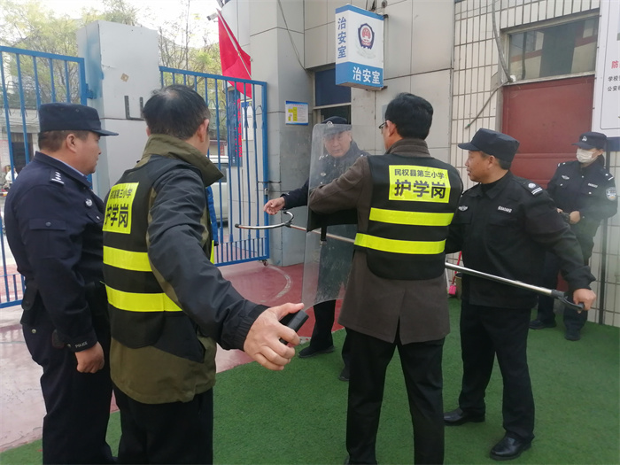 民權(quán)縣第三小學警校聯(lián)合開展防暴演練活動 民權(quán)縣第三小學警校聯(lián)合開展防暴演練活動