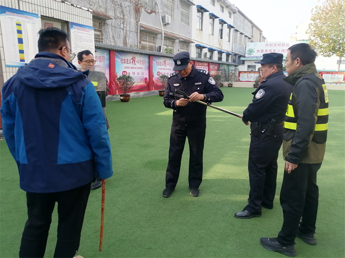 民權(quán)縣第三小學警校聯(lián)合開展防暴演練活動 民權(quán)縣第三小學警校聯(lián)合開展防暴演練活動