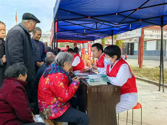河南省健康委員會(huì)組織河南大學(xué)第一附屬醫(yī)院醫(yī)療服務(wù)隊(duì)到莊子鎮(zhèn)召開“健康促進(jìn)321巡講”現(xiàn)場(chǎng)交流會(huì) 河南省健康委員會(huì)組織河南大學(xué)第一附屬醫(yī)院醫(yī)療服務(wù)隊(duì)到莊子鎮(zhèn)召開“健康促進(jìn)321巡講”現(xiàn)場(chǎng)交流會(huì)