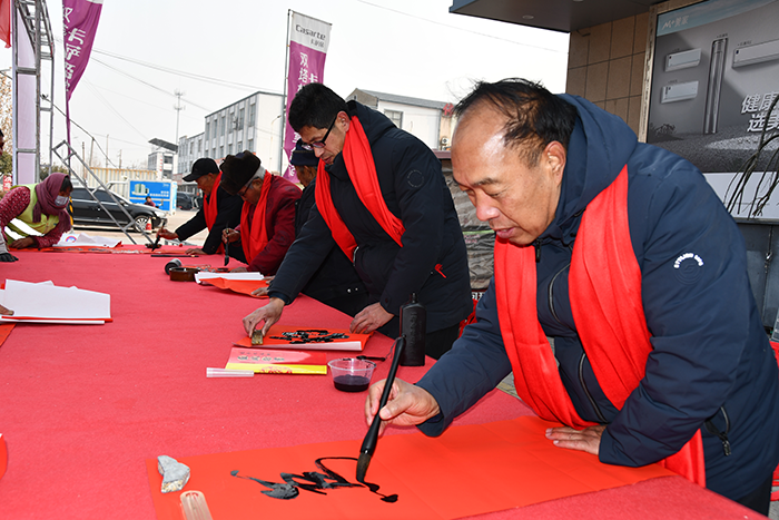 民權(quán)縣人和鎮(zhèn):義寫春聯(lián)送祝福 濃濃墨香迎新春 民權(quán)縣人和鎮(zhèn):義寫春聯(lián)送祝福 濃濃墨香迎新春