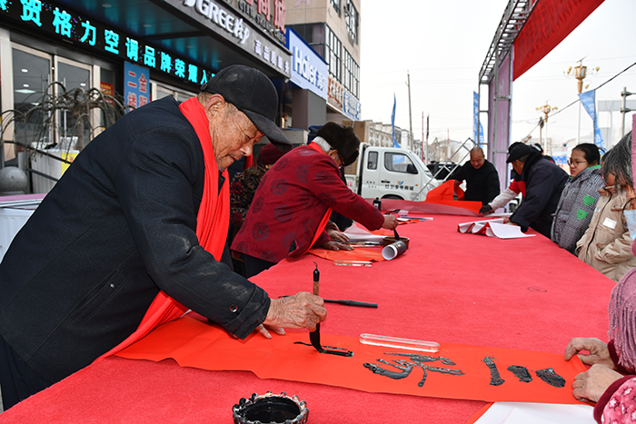 民權(quán)縣人和鎮(zhèn):義寫春聯(lián)送祝福 濃濃墨香迎新春 民權(quán)縣人和鎮(zhèn):義寫春聯(lián)送祝福 濃濃墨香迎新春