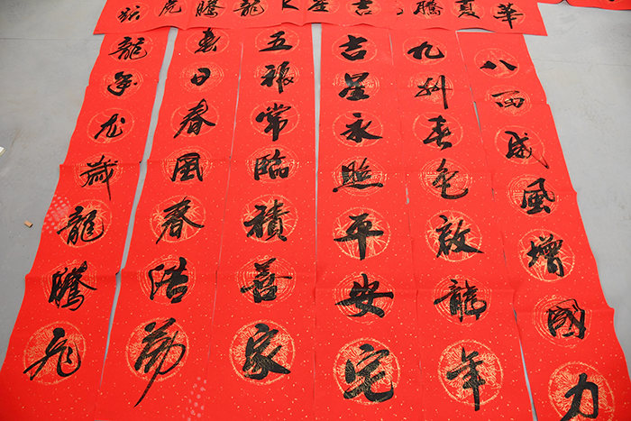 民權(quán)縣人和鎮(zhèn):義寫春聯(lián)送祝福 濃濃墨香迎新春 民權(quán)縣人和鎮(zhèn):義寫春聯(lián)送祝福 濃濃墨香迎新春