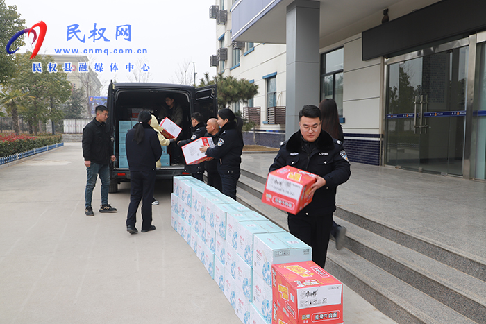 縣委統(tǒng)戰(zhàn)部組織工商聯(lián)會員企業(yè)開展春節(jié)慰問活動 縣委統(tǒng)戰(zhàn)部組織工商聯(lián)會員企業(yè)開展春節(jié)慰問活動