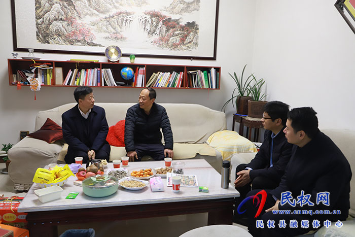 縣領(lǐng)導(dǎo)走訪慰問(wèn)實(shí)職縣級(jí)退休干部