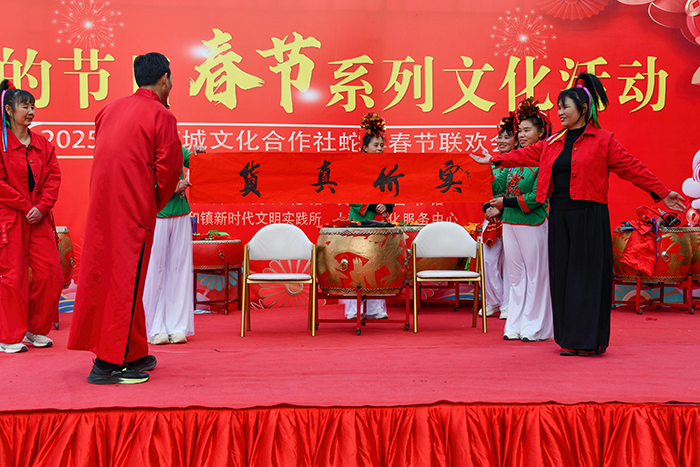 民權(quán)縣人和鎮(zhèn)舉辦 “我們的節(jié)日?春節(jié)” 文藝匯演 歡歡喜喜過(guò)大年 民權(quán)縣人和鎮(zhèn)舉辦 “我們的節(jié)日?春節(jié)” 文藝匯演 歡歡喜喜過(guò)大年
