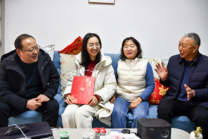 人和鎮(zhèn)黨委書記為內西村博士之家掛牌，厚植人才發(fā)展沃土