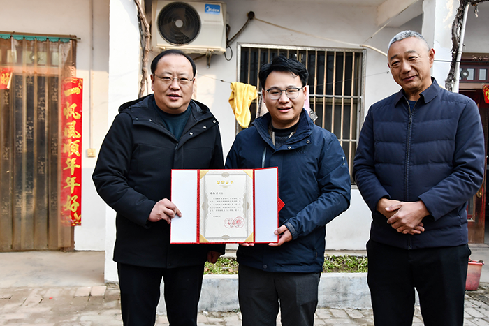 人和鎮(zhèn)黨委書記為內西村博士之家掛牌，厚植人才發(fā)展沃土