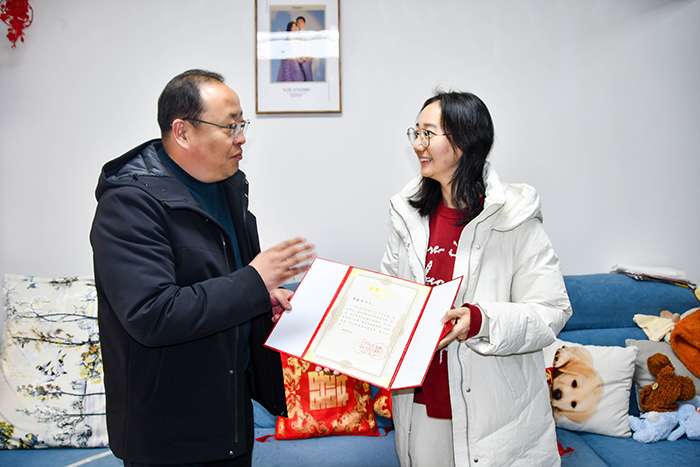 人和鎮(zhèn)黨委書記為內西村博士之家掛牌，厚植人才發(fā)展沃土