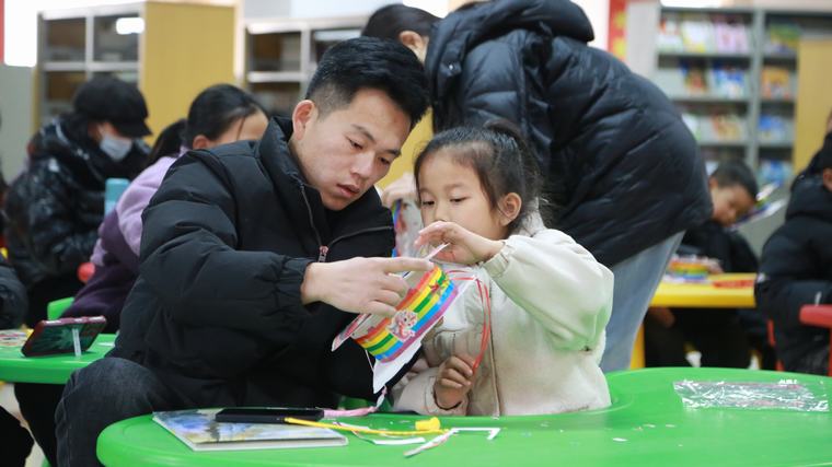 【我們的節(jié)日?元宵節(jié)系列活動(dòng)】民權(quán)縣圖書(shū)館舉辦“書(shū)香伴燈影 喜迎元宵節(jié)”親子閱讀活動(dòng)