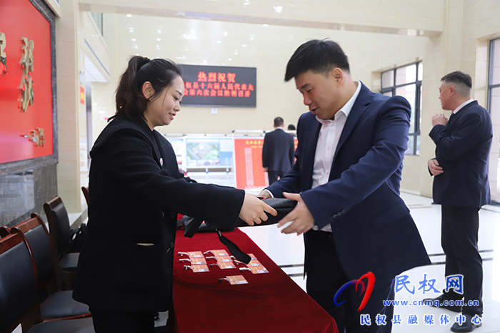 出席縣十六屆人大六次會(huì)議的人大代表今日?qǐng)?bào)到 出席縣十六屆人大六次會(huì)議的人大代表今日?qǐng)?bào)到